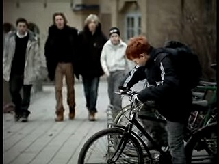 自転車で帰宅しようとする赤髪の男の子