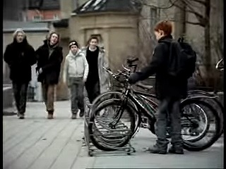 自転車で帰ろうとする赤髪の男の子