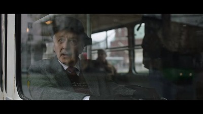 緊張した様子でバスにのるおじいさん