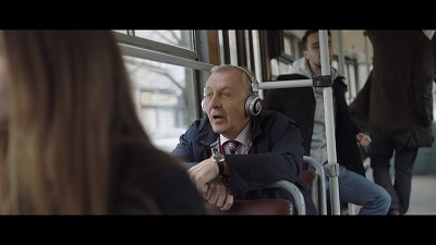 バスの中で英語の発音を練習するおじいさん