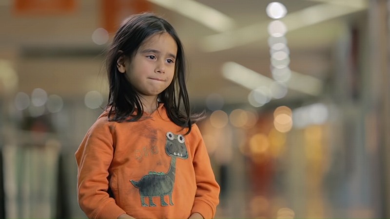6歳の女の子が一人でいたらどうしますか 公平を訴えるunicefが映像に収めた悲しい真実 Sheddy シェディー 世界の感動する話