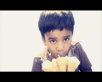 アイスを食べる男の子