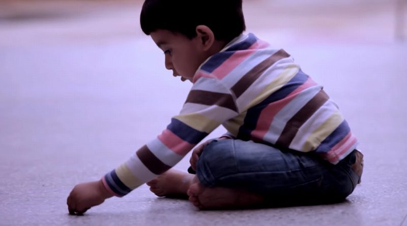 イラクの男の子がチョークで床に書いた絵に世界中が涙